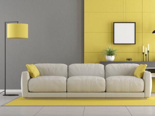 Ob gelbe Wand, gelbe Pölster als Hingucker oder in Form einer Lampe – Zitronengelb sorgt für einen Blickfang.